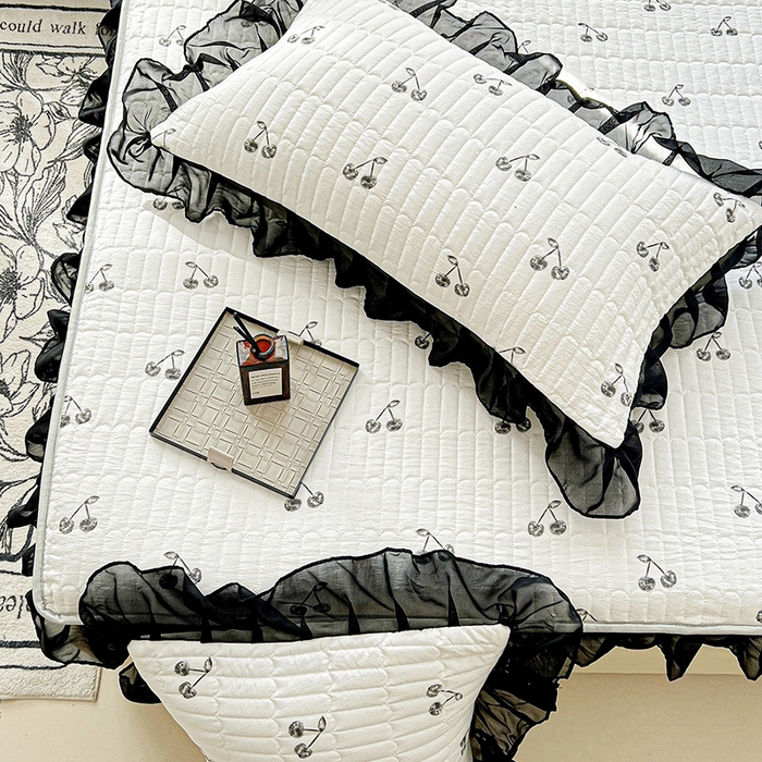 91家纺网 家纺一手货源 找家纺 艾橙家纺2025新款法式赫本风水洗棉印花雪纺花边单床笠 美味樱桃