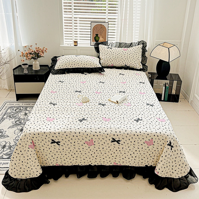 91家纺网 家纺一手货源 找家纺 艾橙家纺2025新款法式赫本风水洗棉印花雪纺花边单床盖 朵蔓花馨