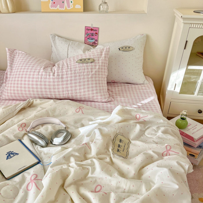 91家纺网 家纺一手货源 找家纺 桃心家居 2025新款A类ins云柔水洗棉大豆织标蝴蝶结毛球少女单夏被夏被四件套系列 粉果气泡