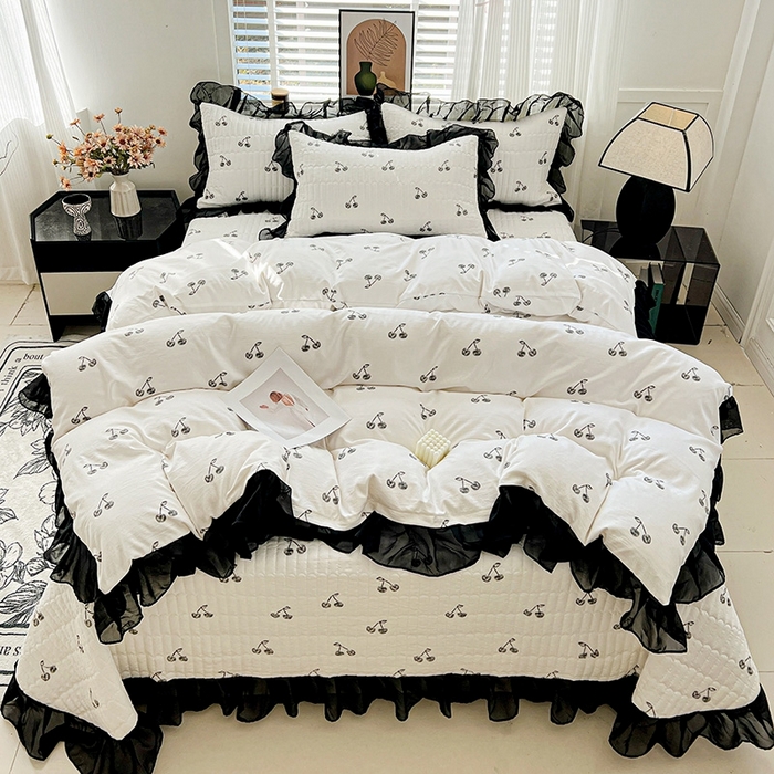 91家纺网 家纺一手货源 找家纺 艾橙家纺2025新款法式赫本风水洗棉印花雪纺花边四件套 美味樱桃