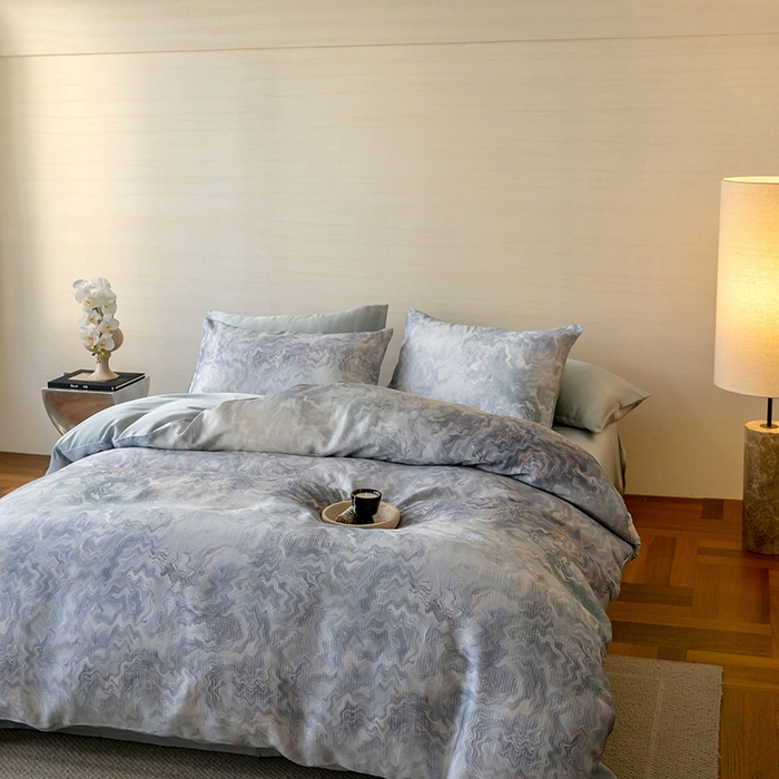 91家纺网 家纺一手货源 找家纺 咏绒家纺工厂店 2025新款60S奥地利兰精天丝数码印花暗合简约款系列四件套 望川-蓝