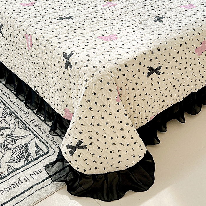 91家纺网 家纺一手货源 找家纺 艾橙家纺2025新款法式赫本风水洗棉印花雪纺花边单床盖 朵蔓花馨