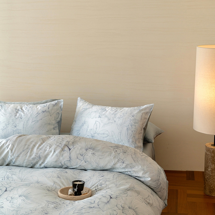 91家纺网 家纺一手货源 找家纺 咏绒家纺工厂店 2025新款60S奥地利兰精天丝数码印花暗合简约款系列四件套 叶影-蓝