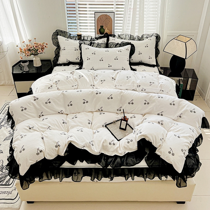 91家纺网 家纺一手货源 找家纺 艾橙家纺2025新款法式赫本风水洗棉印花雪纺花边单床笠 美味樱桃