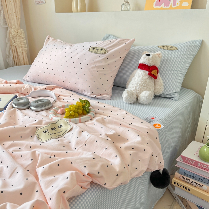 91家纺网 家纺一手货源 找家纺 桃心家居 2025新款A类ins云柔水洗棉大豆织标蝴蝶结毛球少女单夏被夏被四件套系列 奶昔粉蓝