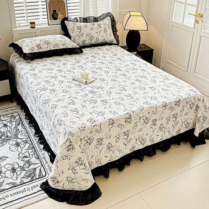 91家纺网 家纺一手货源 找家纺 艾橙家纺2025新款法式赫本风水洗棉印花雪纺花边单床盖 水墨玫瑰