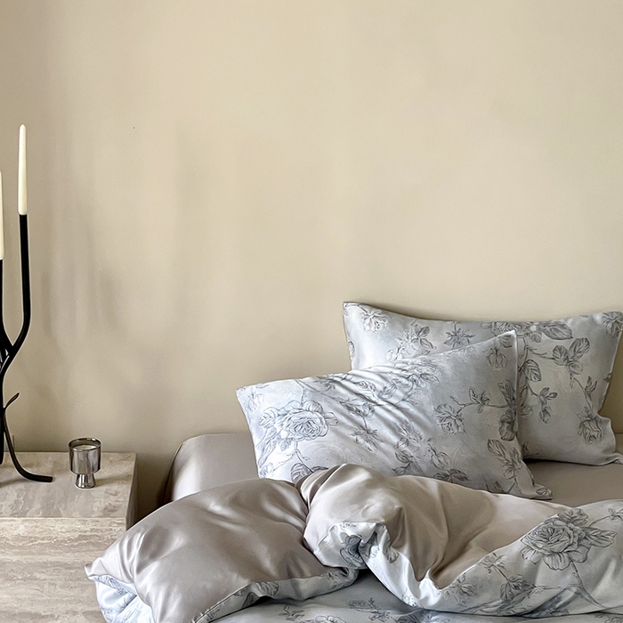 91家纺网 家纺一手货源 找家纺 咏绒家纺工厂店 2025新款60S奥地利兰精天丝数码印花暗合简约款系列四件套 夏洛-蓝