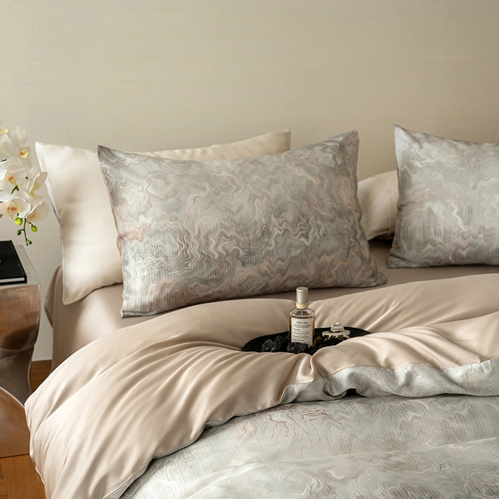 91家纺网 家纺一手货源 找家纺 咏绒家纺工厂店 2025新款60S奥地利兰精天丝数码印花暗合简约款系列四件套 望川-灰