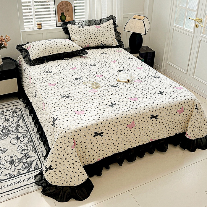 91家纺网 家纺一手货源 找家纺 艾橙家纺2025新款法式赫本风水洗棉印花雪纺花边单床盖 朵蔓花馨