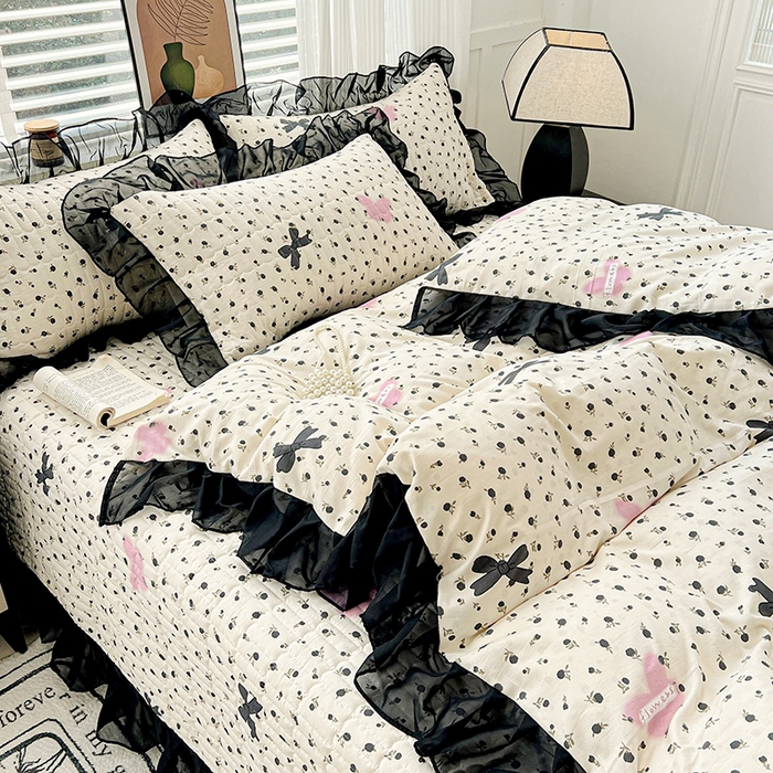 91家纺网 家纺一手货源 找家纺 艾橙家纺2025新款法式赫本风水洗棉印花雪纺花边四件套 朵蔓花馨