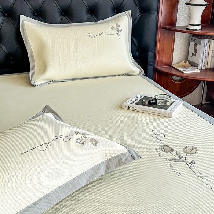 91家纺网 家纺一手货源 找家纺 格真 2025新款A类中分子PE瞬间凉感刺绣冰藤席高端复合三明治加密软凉席可折叠空调席藤席 凉感冰腾-米黄