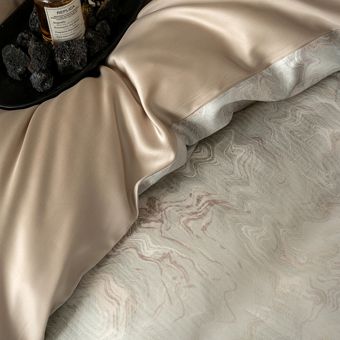 91家纺网 家纺一手货源 找家纺 咏绒家纺工厂店 2025新款60S奥地利兰精天丝数码印花暗合简约款系列四件套 望川-灰