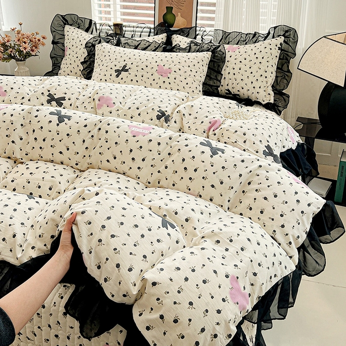 91家纺网 家纺一手货源 找家纺 艾橙家纺2025新款法式赫本风水洗棉印花雪纺花边四件套 朵蔓花馨