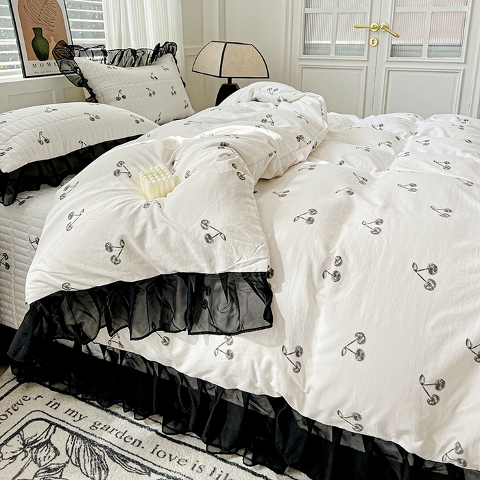 91家纺网 家纺一手货源 找家纺 艾橙家纺2025新款法式赫本风水洗棉印花雪纺花边四件套 美味樱桃