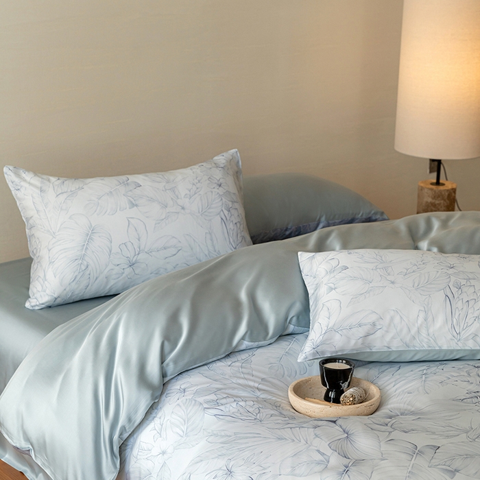 91家纺网 家纺一手货源 找家纺 咏绒家纺工厂店 2025新款60S奥地利兰精天丝数码印花暗合简约款系列四件套 叶影-蓝