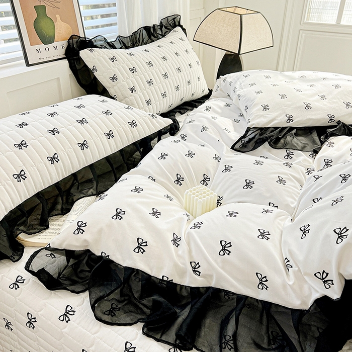 91家纺网 家纺一手货源 找家纺 艾橙家纺2025新款法式赫本风水洗棉印花雪纺花边四件套 黑色蝴蝶结