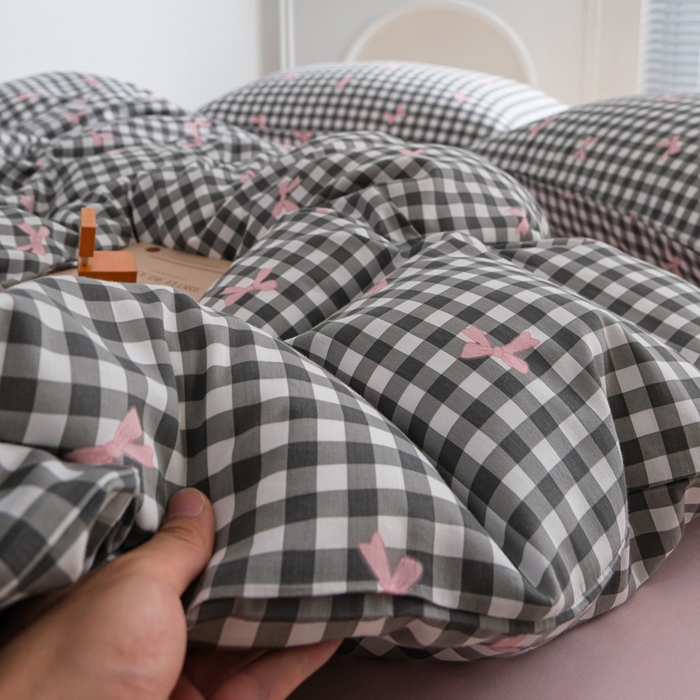 91家纺网 家纺一手货源 找家纺 布可家纺 2025新款水洗棉印花四件套系列 灰格蝴蝶结