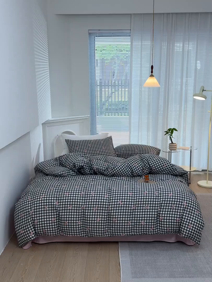 91家纺网 家纺一手货源 找家纺 布可家纺 2025新款水洗棉印花四件套系列 灰格蝴蝶结