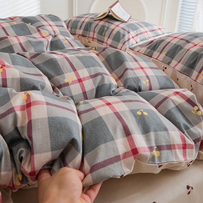 91家纺网 家纺一手货源 找家纺 布可家纺 2025新款水洗棉印花四件套系列 蓝格樱桃