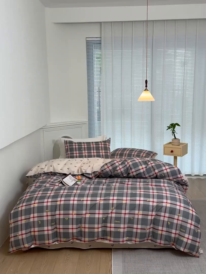 91家纺网 家纺一手货源 找家纺 布可家纺 2025新款水洗棉印花四件套系列 蓝格樱桃