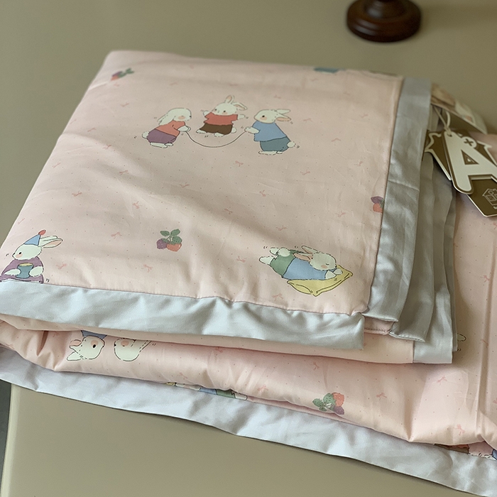 91家纺网 家纺一手货源 找家纺 汇庭 2025新款长绒棉夏被系列 软萌小兔