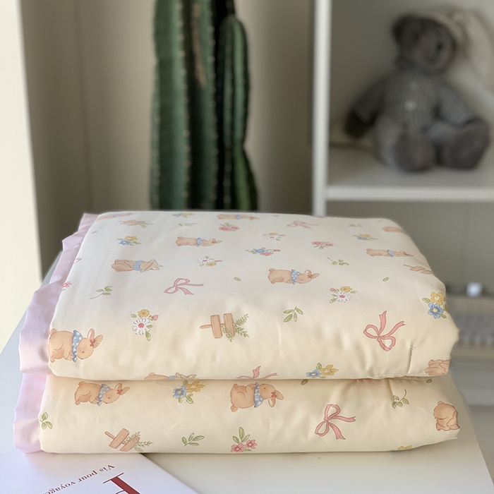 91家纺网 家纺一手货源 找家纺 汇庭 2025新款长绒棉夏被系列 芝士兔粉