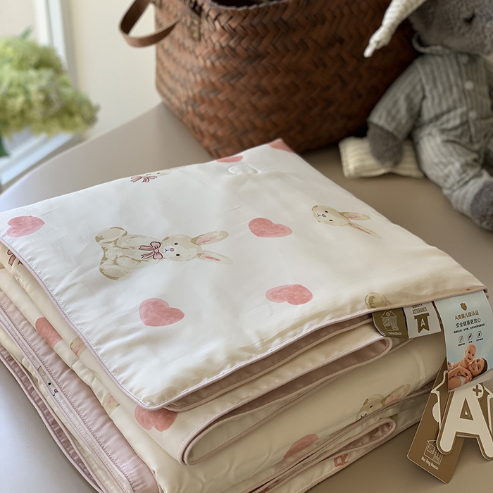 91家纺网 家纺一手货源 找家纺 汇庭 2025新款A类莱赛尔夏被系列 兔兔爱心