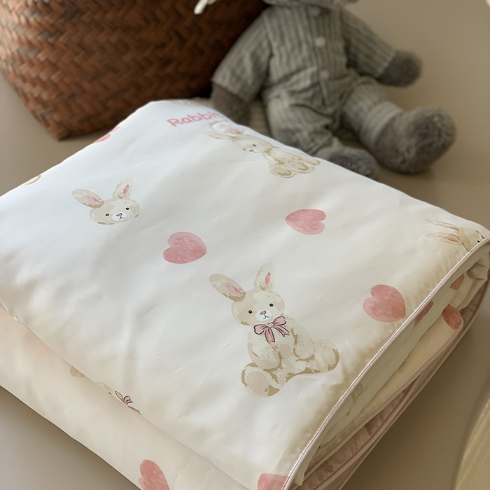 91家纺网 家纺一手货源 找家纺 汇庭 2025新款A类莱赛尔夏被系列 兔兔爱心