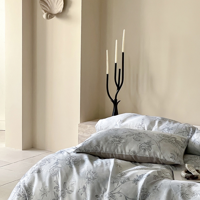 91家纺网 家纺一手货源 找家纺 咏绒家纺工厂店 2025新款60S奥地利兰精天丝数码印花暗合简约款系列四件套 夏洛-蓝