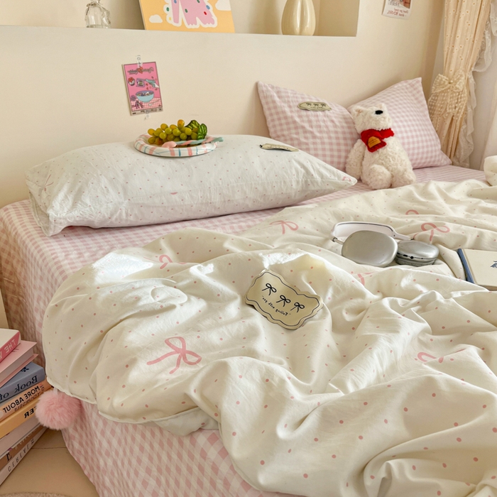 91家纺网 家纺一手货源 找家纺 桃心家居 2025新款A类ins云柔水洗棉大豆织标蝴蝶结毛球少女单夏被夏被四件套系列 粉果气泡