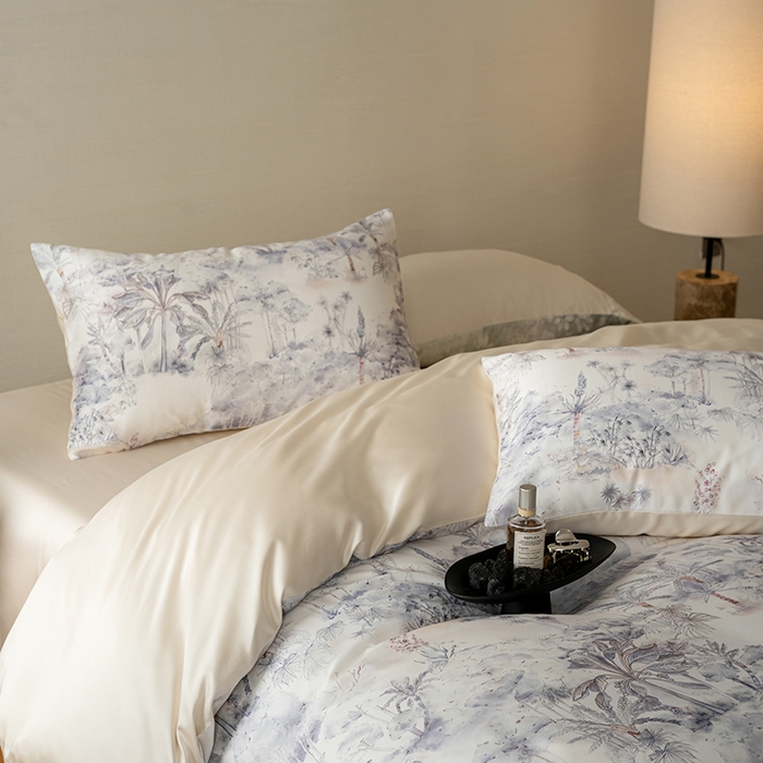 91家纺网 家纺一手货源 找家纺 咏绒家纺工厂店 2025新款60S奥地利兰精天丝数码印花暗合简约款系列四件套 丛林幻想-灰紫