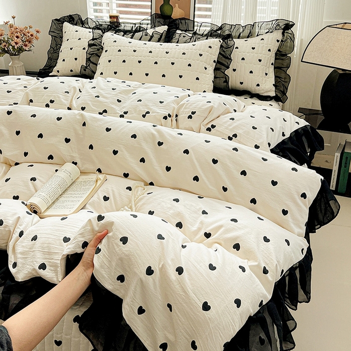 91家纺网 家纺一手货源 找家纺 艾橙家纺2025新款法式赫本风水洗棉印花雪纺花边四件套 心心相印