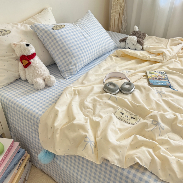 91家纺网 家纺一手货源 找家纺 桃心家居 2025新款A类ins云柔水洗棉大豆织标蝴蝶结毛球少女单夏被夏被四件套系列 清新梦蓝