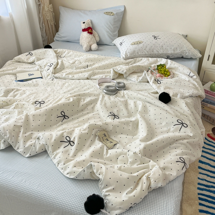 91家纺网 家纺一手货源 找家纺 桃心家居 2025新款A类ins云柔水洗棉大豆织标蝴蝶结毛球少女单夏被夏被四件套系列 可可小姐