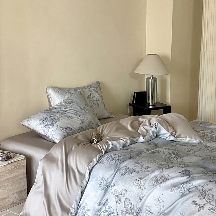 91家纺网 家纺一手货源 找家纺 咏绒家纺工厂店 2025新款60S奥地利兰精天丝数码印花暗合简约款系列四件套 夏洛-蓝