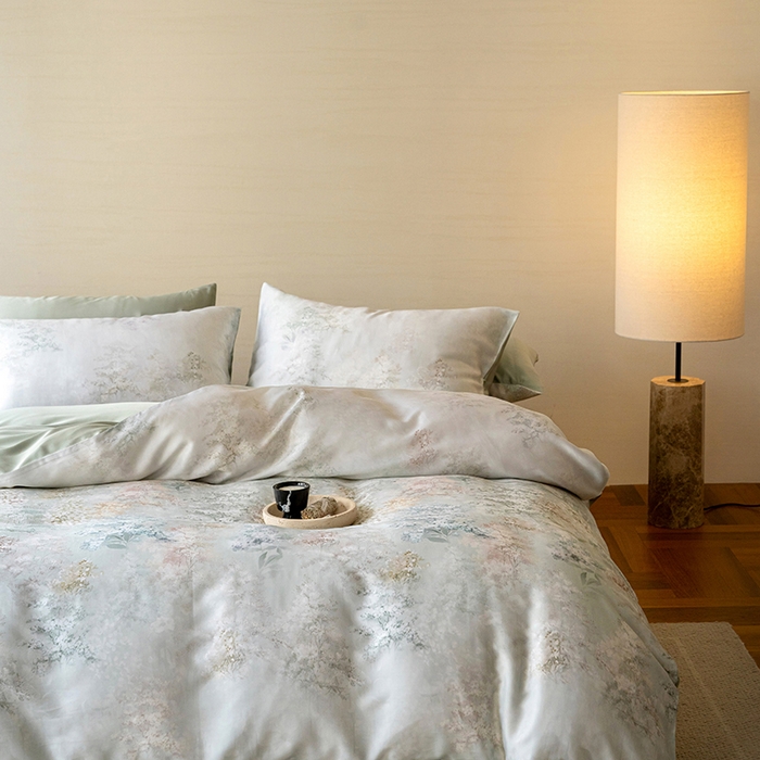 91家纺网 家纺一手货源 找家纺 咏绒家纺工厂店 2025新款60S奥地利兰精天丝数码印花暗合简约款系列四件套 栖舟-绿