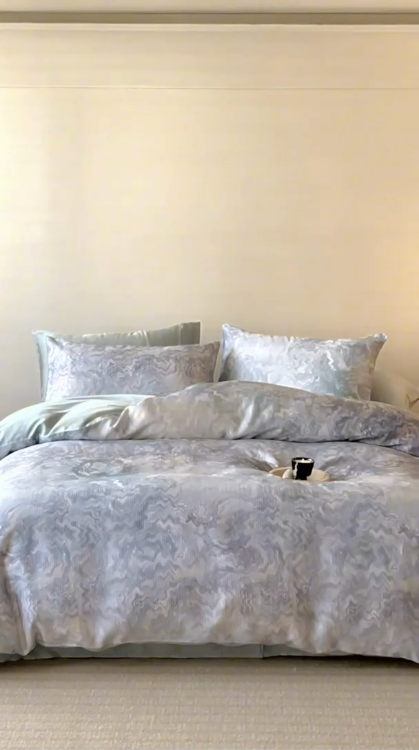 91家纺网 家纺一手货源 找家纺 咏绒家纺工厂店 2025新款60S奥地利兰精天丝数码印花暗合简约款系列四件套 望川-蓝