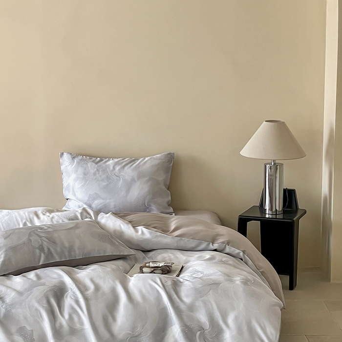 91家纺网 家纺一手货源 找家纺 咏绒家纺工厂店 2025新款60S奥地利兰精天丝数码印花暗合简约款系列四件套 莫斯-灰