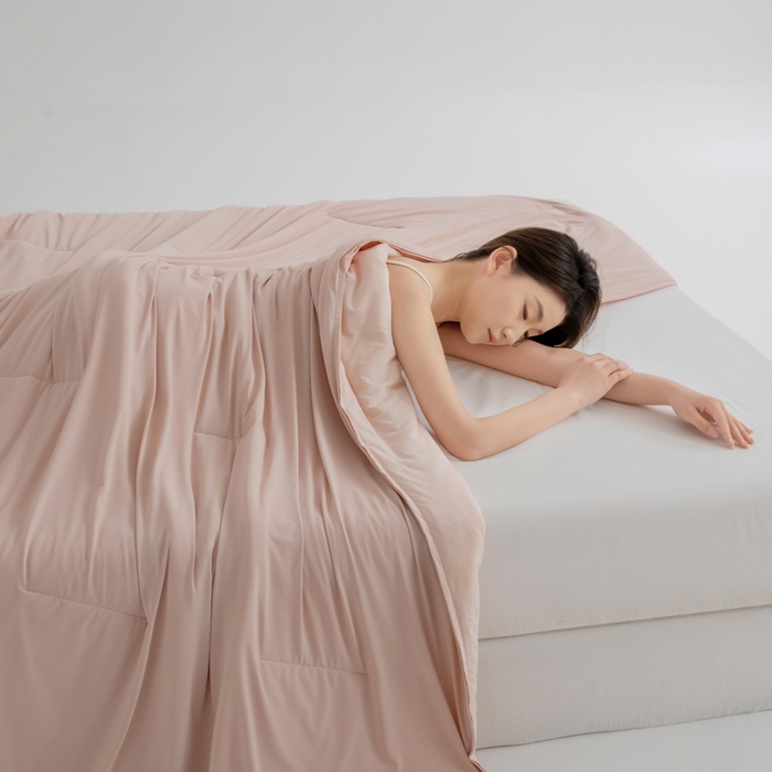 91家纺网 家纺一手货源 找家纺 兜米家居 2025新款亚朵同款夏季深睡被pro2夏凉被可机洗空调被透气被子 橘雾粉