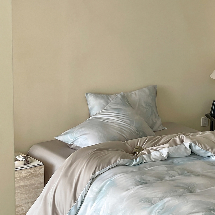 91家纺网 家纺一手货源 找家纺 咏绒家纺工厂店 2025新款60S奥地利兰精天丝数码印花暗合简约款系列四件套 莫斯-蓝