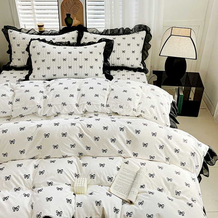 91家纺网 家纺一手货源 找家纺 艾橙家纺2025新款法式赫本风水洗棉印花雪纺花边四件套 黑色蝴蝶结