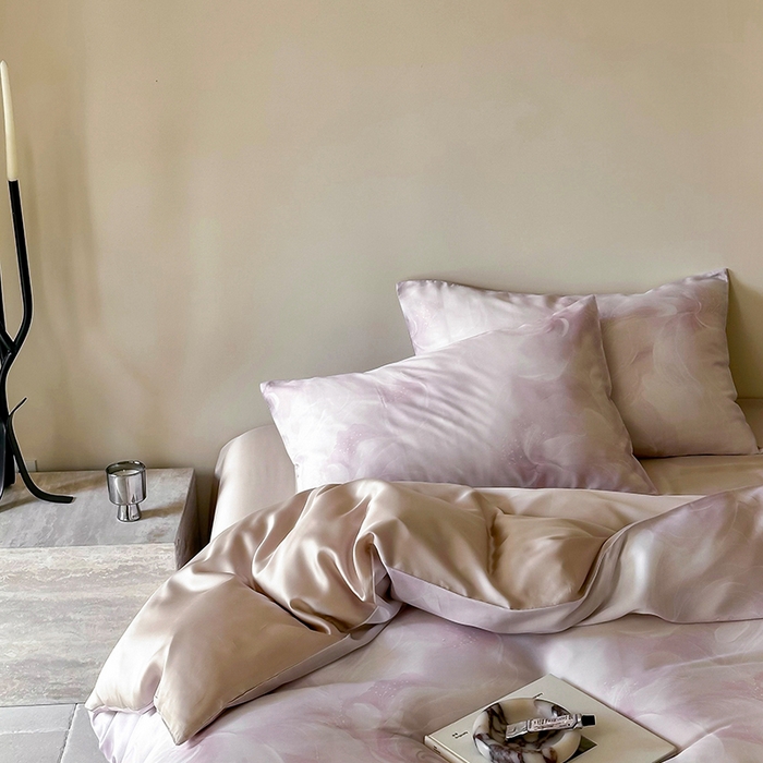 91家纺网 家纺一手货源 找家纺 咏绒家纺工厂店 2025新款60S奥地利兰精天丝数码印花暗合简约款系列四件套 莫斯-紫