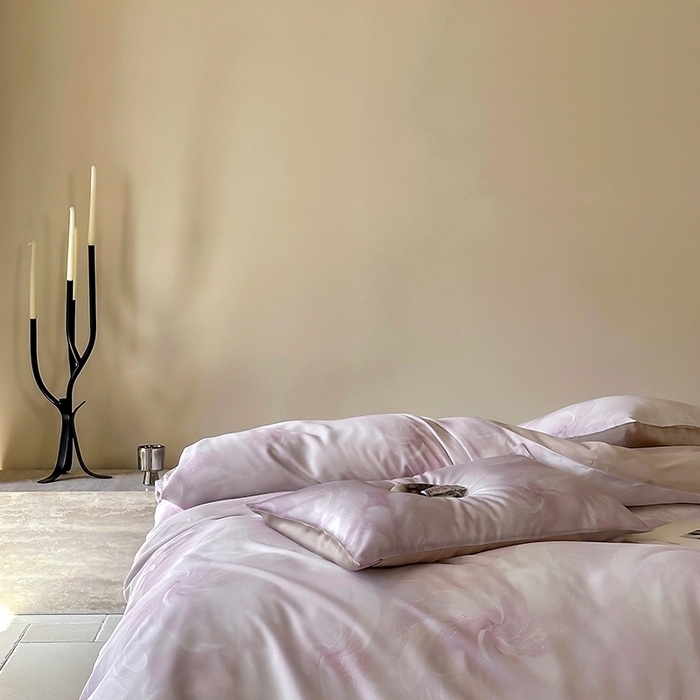 91家纺网 家纺一手货源 找家纺 咏绒家纺工厂店 2025新款60S奥地利兰精天丝数码印花暗合简约款系列四件套 莫斯-紫