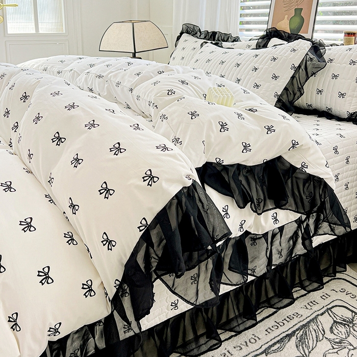 91家纺网 家纺一手货源 找家纺 艾橙家纺2025新款法式赫本风水洗棉印花雪纺花边四件套 黑色蝴蝶结