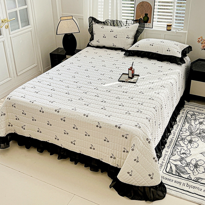 91家纺网 家纺一手货源 找家纺 艾橙家纺2025新款法式赫本风水洗棉印花雪纺花边单床盖 美味樱桃