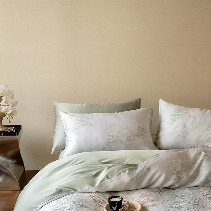 91家纺网 家纺一手货源 找家纺 咏绒家纺工厂店 2025新款60S奥地利兰精天丝数码印花暗合简约款系列四件套 栖舟-绿