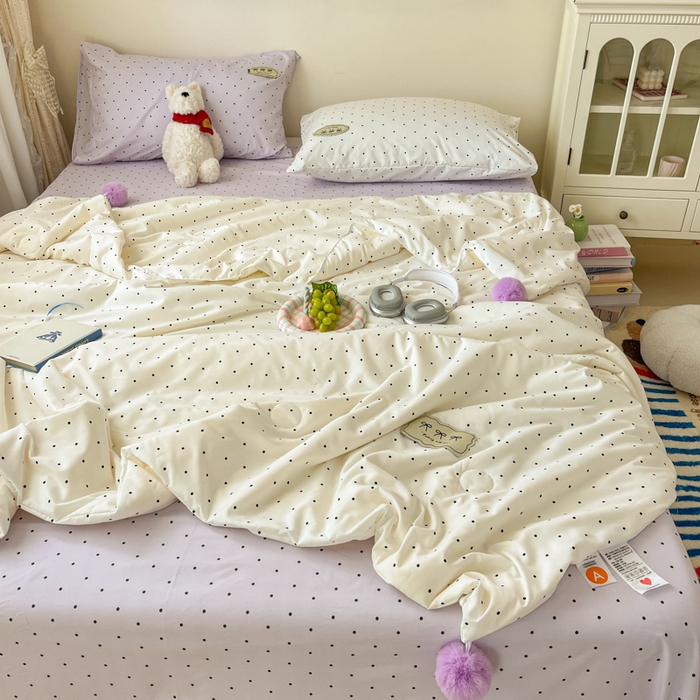 91家纺网 家纺一手货源 找家纺 桃心家居 2025新款A类ins云柔水洗棉大豆织标蝴蝶结毛球少女单夏被夏被四件套系列 芋泥波点