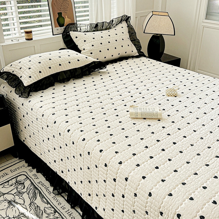 91家纺网 家纺一手货源 找家纺 艾橙家纺2025新款法式赫本风水洗棉印花雪纺花边单床盖 心心相印