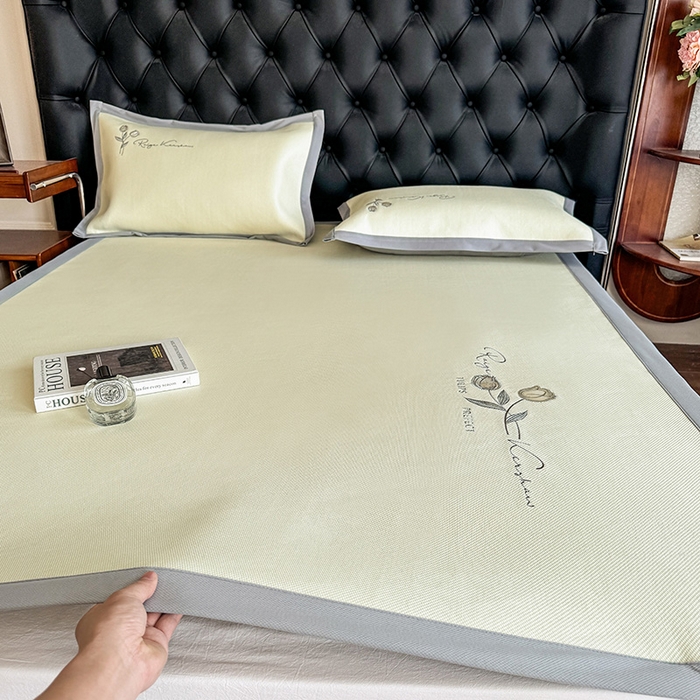 91家纺网 家纺一手货源 找家纺 格真 2025新款A类中分子PE瞬间凉感刺绣冰藤席高端复合三明治加密软凉席可折叠空调席藤席 凉感冰腾-米黄