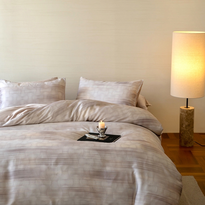 91家纺网 家纺一手货源 找家纺 咏绒家纺工厂店 2025新款60S奥地利兰精天丝数码印花暗合简约款系列四件套 卡西纳-咖